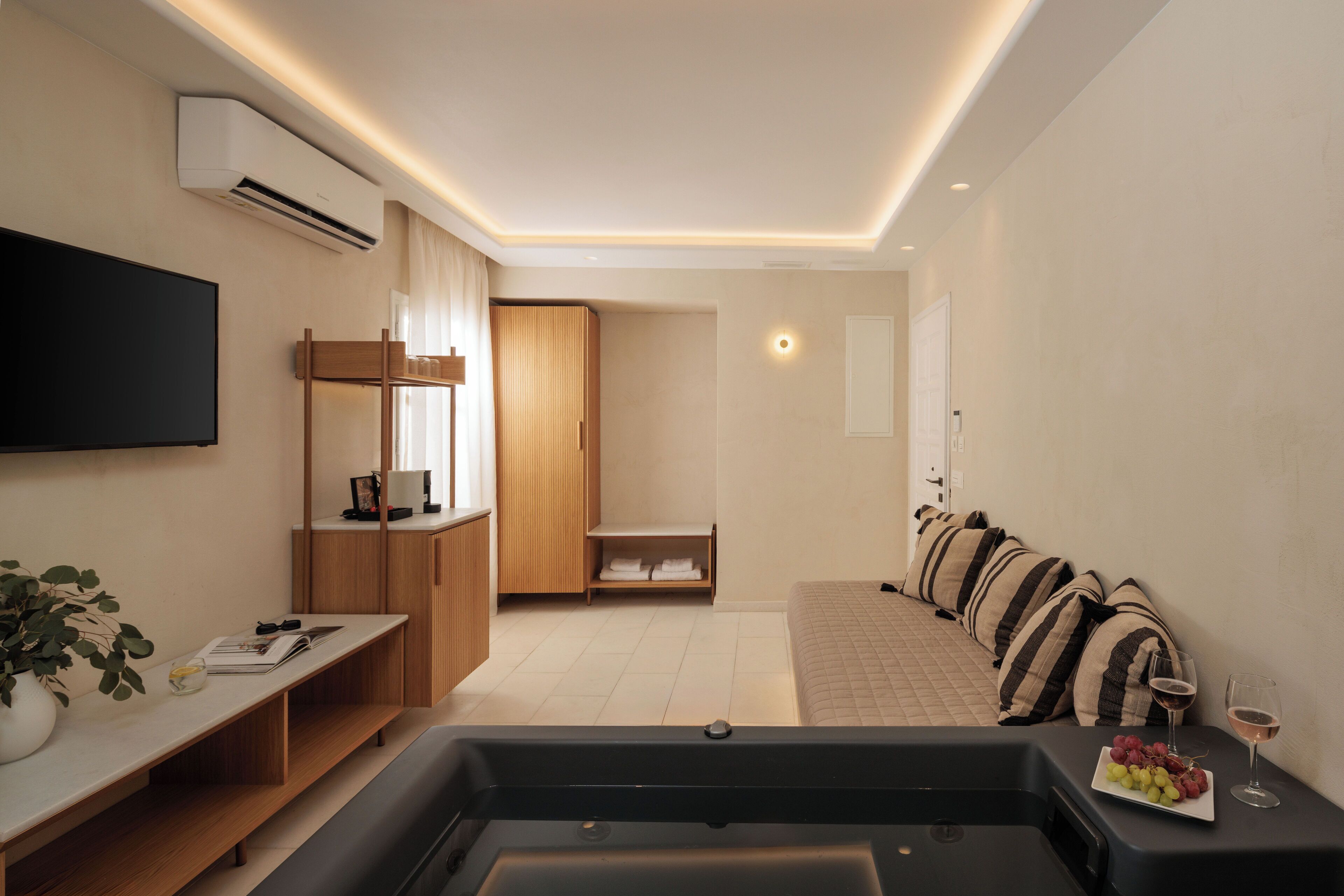 superior room, jetted tub | premium bedding, in-room safe, individually decorated