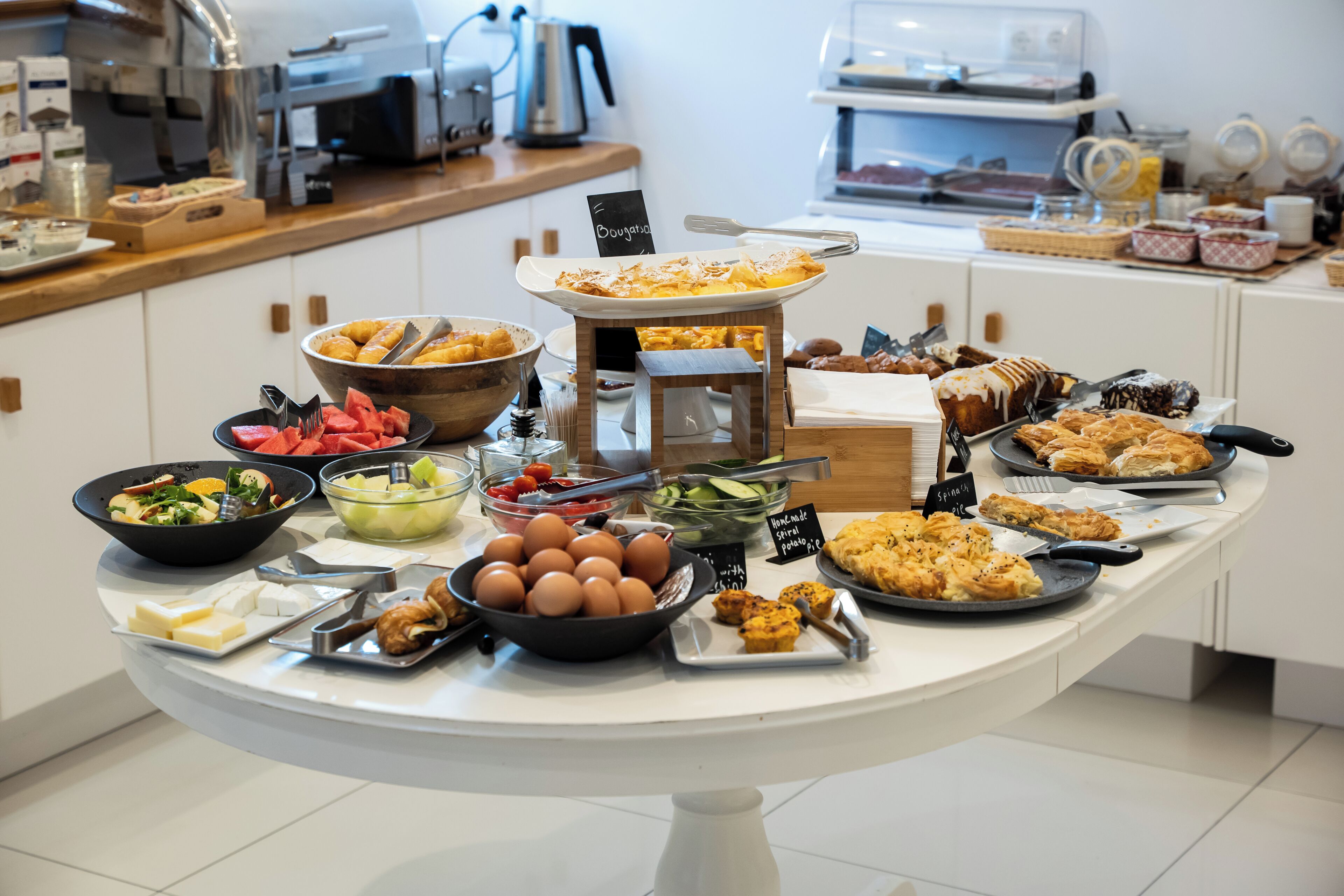 Une table de buffet avec divers plats et ustensiles.