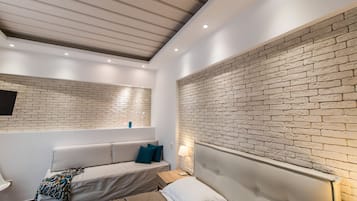 Værelse til 3 personer - balkon | Premium-sengetøj, pengeskab på værelset, individuelt design