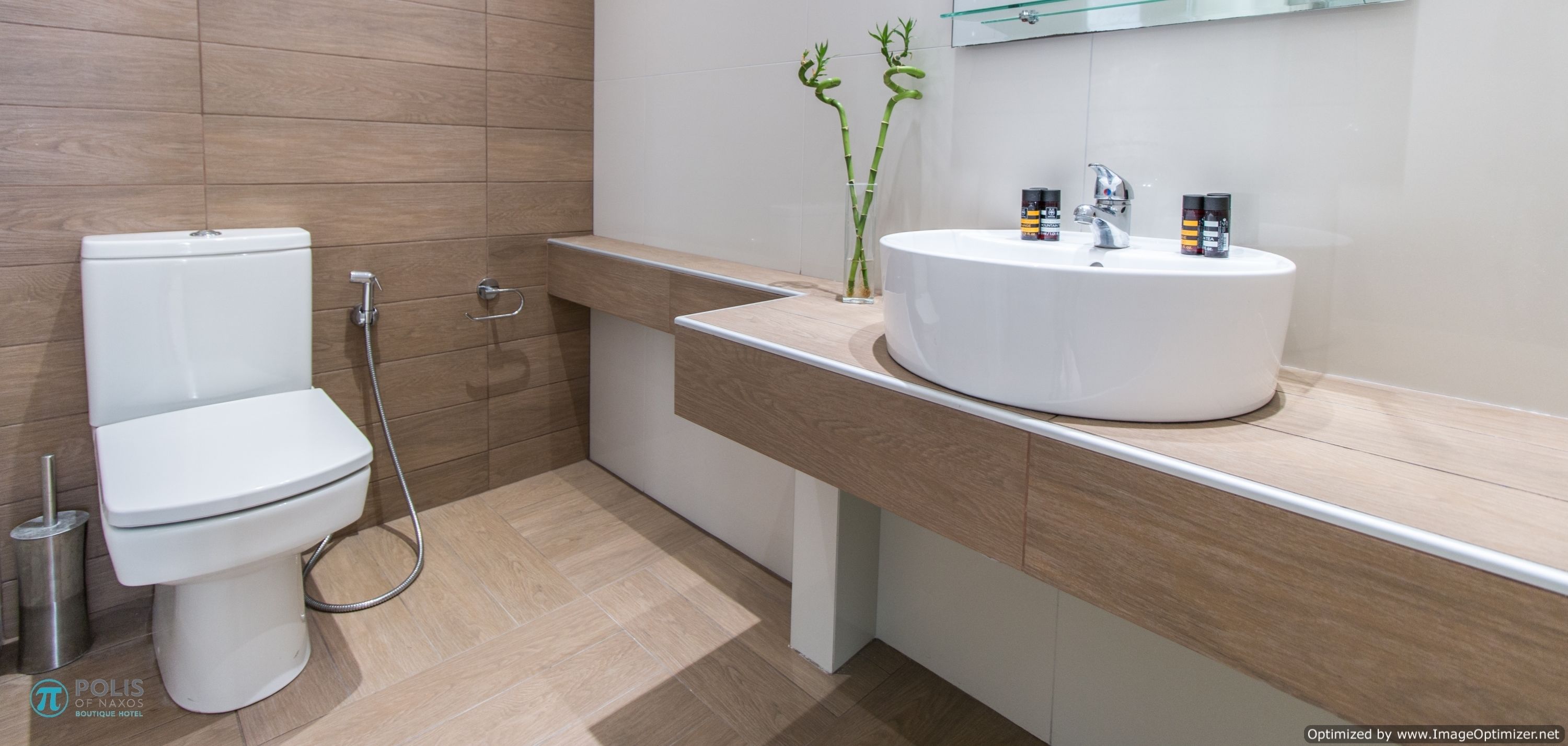 suite | bathroom | shower, hydromassage showerhead, designer toiletries, hair dryer