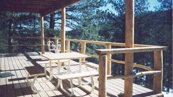 Traditional Cabin | Balcony