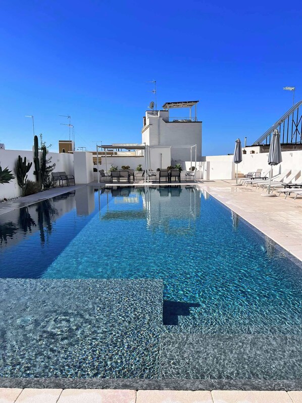 Panoraamastudiosviitti, 1 makuuhuone, terassi (Dalia) | Ylelliset vuodevaatteet, untuvapeitot, memory foam -patjalliset sängyt