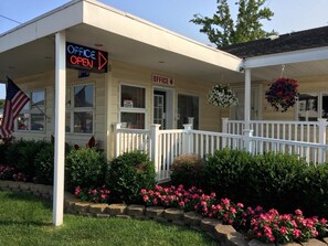 Exterior - Simpson's Motel (Rio Grande)