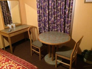 Desk, rollaway beds, free WiFi, bed sheets - Simpson's Motel (Rio Grande)