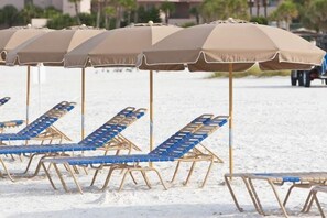 Aan een privéstrand, wit zand, gratis strandhuisjes, ligstoelen