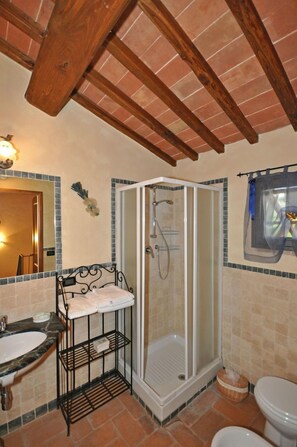 Appartement Panoramique, 1 chambre (Melograno) | Salle de bain | Douche, douche à « effet pluie », bidet, serviettes fournies