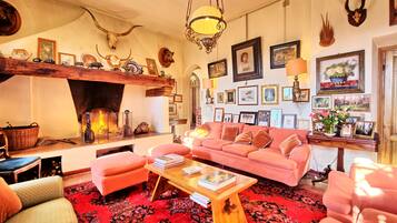 Panoramic Villa, Multiple Bedrooms, Private Pool (Il Principe) | Living room | 0-cm TV with cable channels