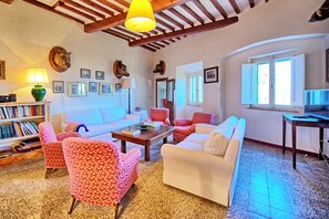 Apartment, 3 Bedrooms (Marsilia 1) | Living room | TV