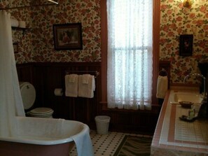 تجهيزات دش، مجففات شعر، برانس (أردية) حمّام، مناشف