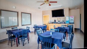 Free daily continental breakfast - OYO Hotel Yoakum West (Yoakum)