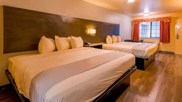 Quarto (2 King Beds) | 1 quarto, escrivaninha, ferros/tábuas de passar roupa, Wi-Fi de cortesia