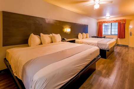 Herbergi (2 King Beds) | 1 svefnherbergi, skrifborð, straujárn/strauborð