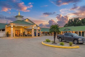 Exterior - OYO Hotel Yoakum West (Yoakum)