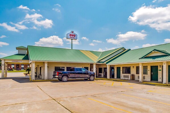 Exterior - OYO Hotel Yoakum West (Yoakum)