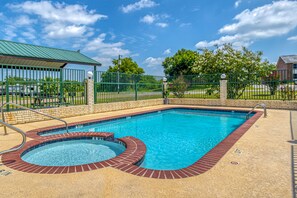 Outdoor pool - OYO Hotel Yoakum West (Yoakum)