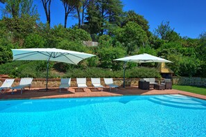 Piscina externa, guarda-sóis, espreguiçadeiras