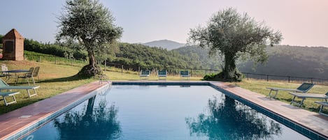 Una piscina al aire libre de temporada