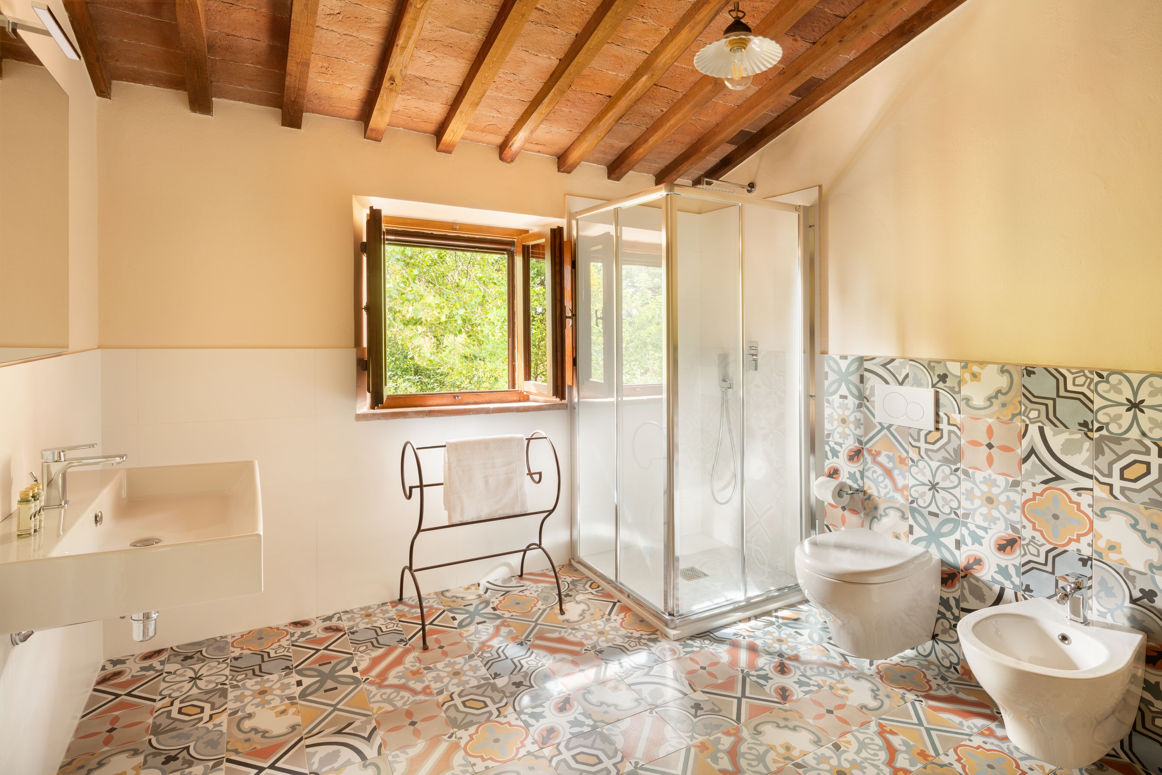 Un baño con ducha, inodoro, lavabo y bidé.