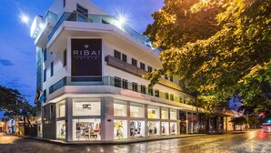 Front of property - evening/night - Ribai Hotels Santa Marta (Santa Marta)