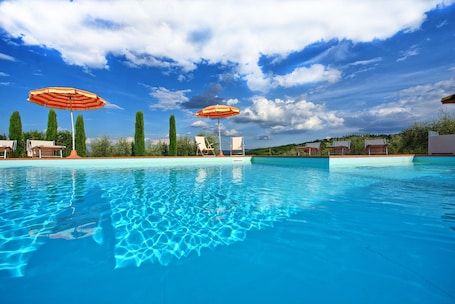 Una piscina al aire libre, una piscina en la azotea