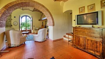 Panoramic-Villa, 5 Schlafzimmer, eigener Pool (Villa Rachele) | Wohnzimmer | Fernseher