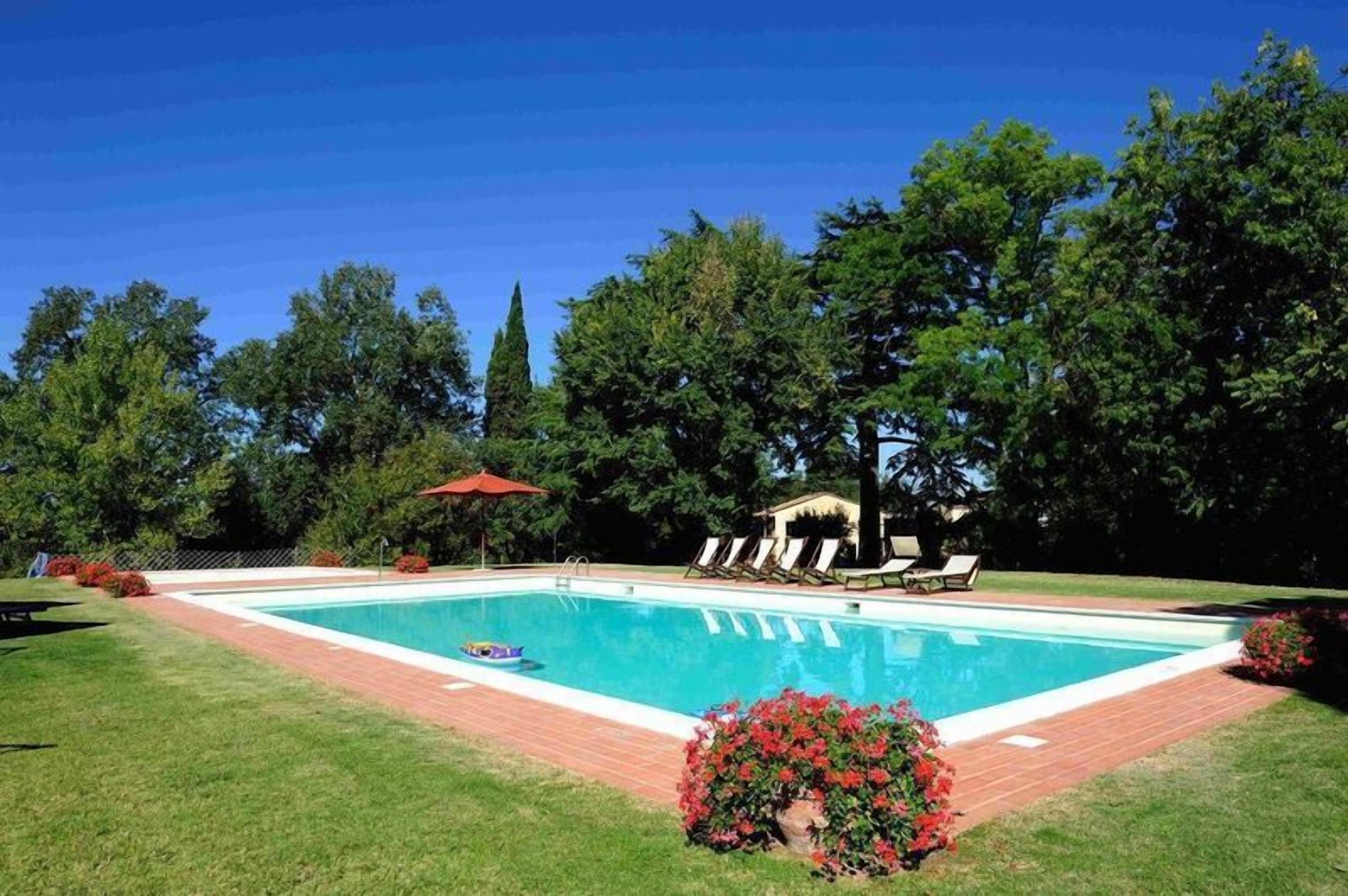 Außenpool (je nach Saison geöffnet), Pool mit Wasserfall