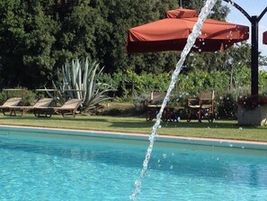 Piscine extérieure (ouverte en saison), piscine avec cascade