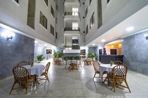 Breakfast, lunch, dinner served; international cuisine  - Hotel Yuldama Rodadero Inn (Santa Marta)