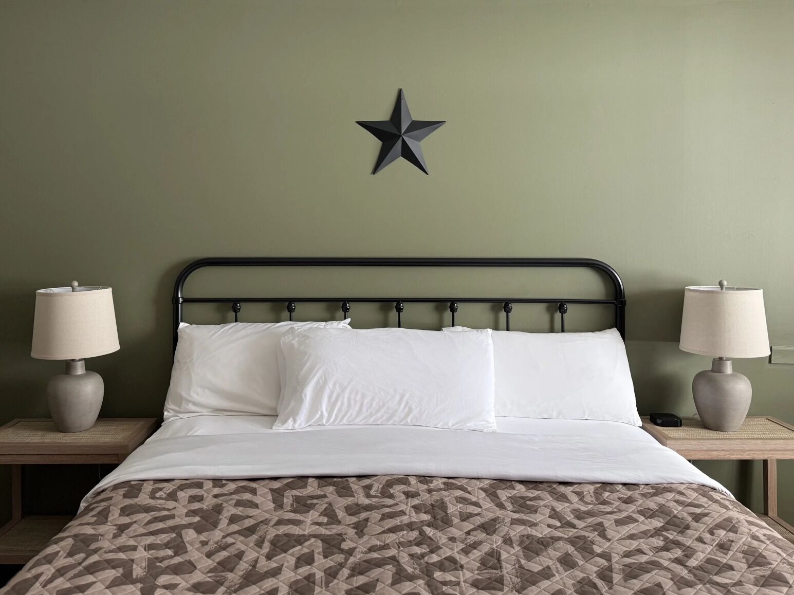 Suite Confort | Decoración individual y espacio para trabajar con un portátil