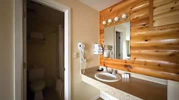 Tina con regadera, amenidades de baño gratuitas, secadora de cabello