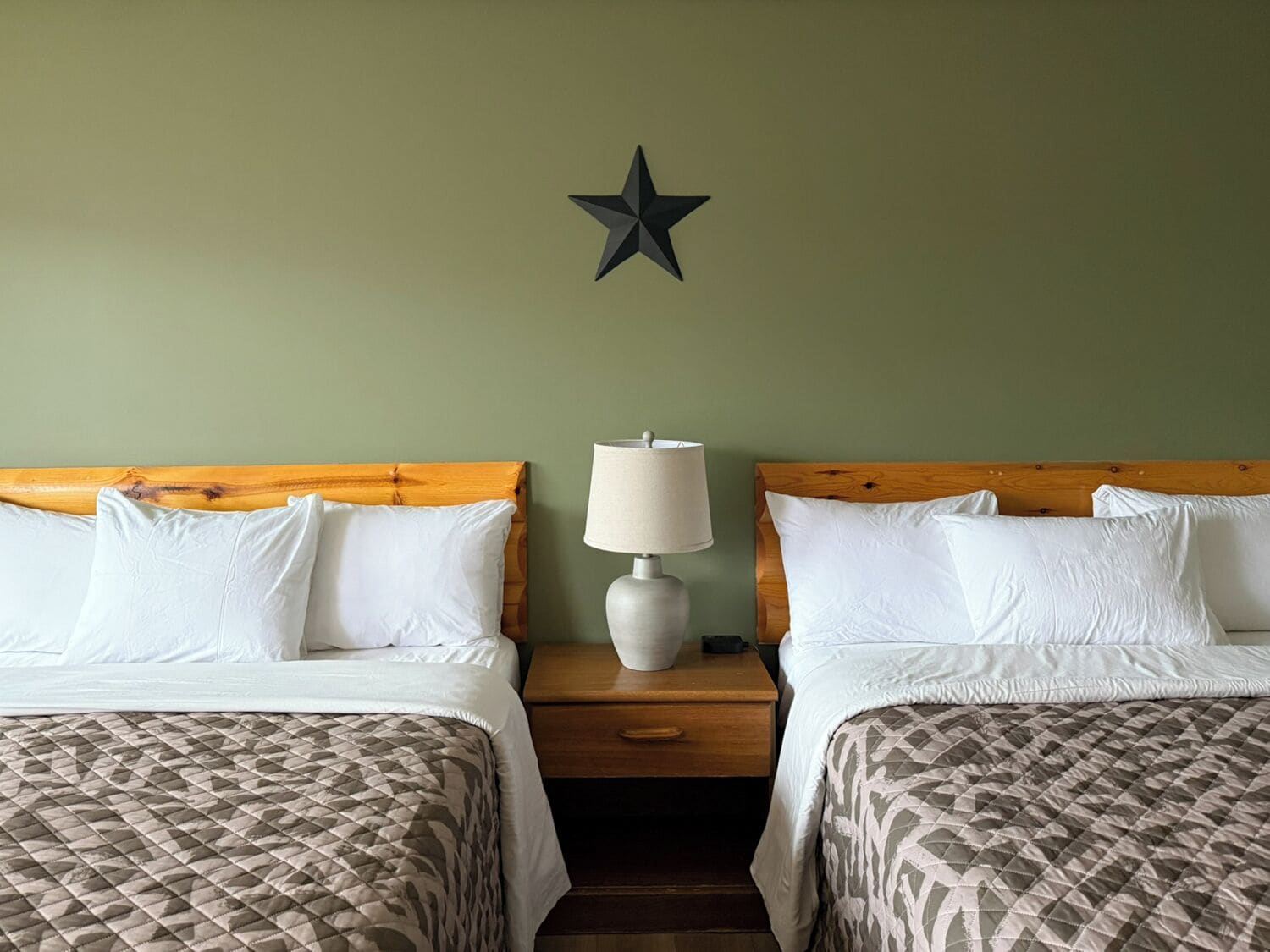 Decoración individual y espacio para trabajar con un portátil