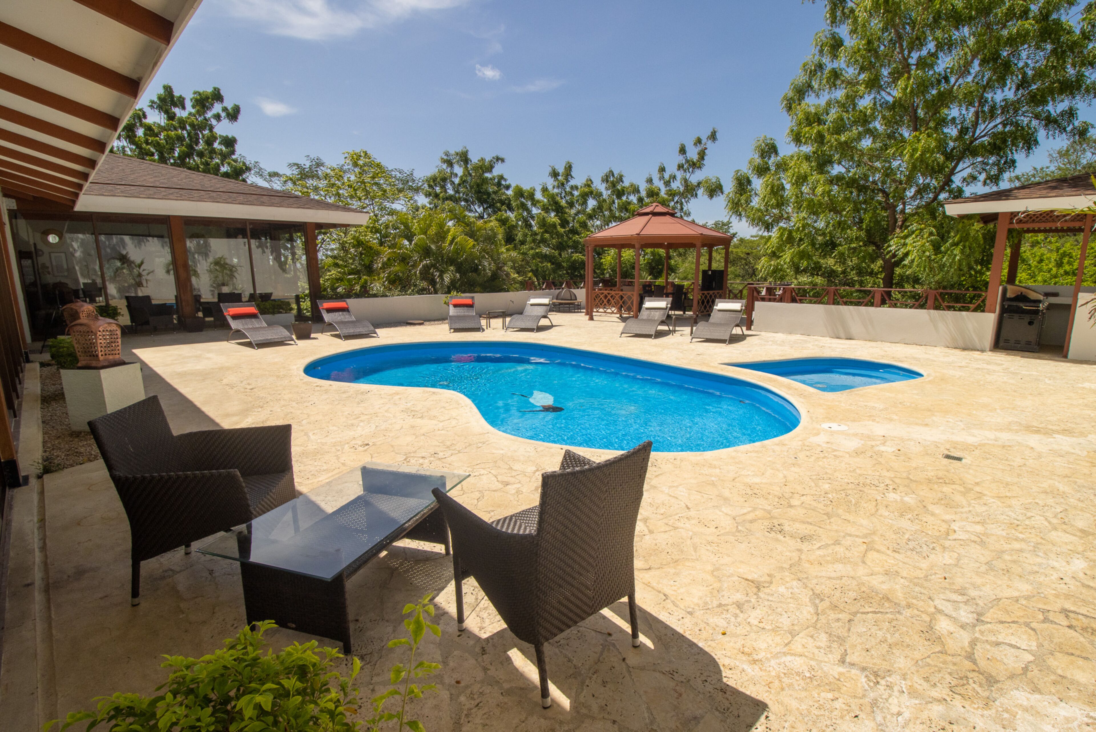 حمّام سباحة خارجي، مقاعد للتشمس