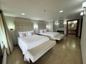 Standard Quadruple Room | Blackout drapes, free WiFi, bed sheets - Rancho Humo Estancia (San Antonio)