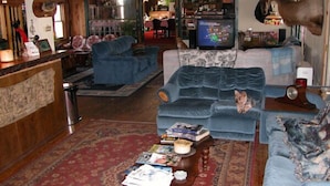 Lobby sitting area - Colonial inn (Pine Hill)