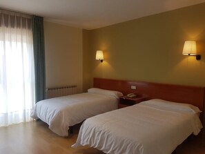 Minibar, in-room safe - Hotel Arcea Villaviciosa (Villaviciosa)