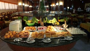 Un buffet proposant une variété de pâtisseries, de fruits et de légumes.