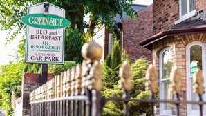 Schild für Greenside Bed and Breakfast mit Kontaktdaten und Hinweis auf einen gesicherten Parkplatz.