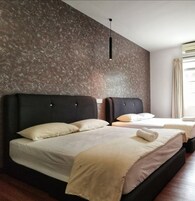 Escritorio, tabla de planchar con plancha y wifi gratis 