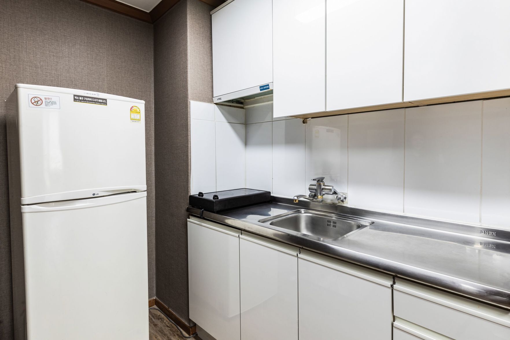 Cocina privada | Refrigerador con congelador, parrilla de estufa y arrocera 