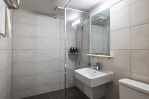 Tina profunda, secadora de cabello, pantuflas, toallas 