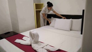 Desk, rollaway beds, free WiFi, bed sheets - Ong Bun Pension House (Iloilo)