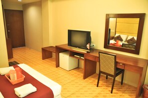 Executive Suite, 1 Queen Bed, Annex Building - Ong Bun Pension House (Iloilo)
