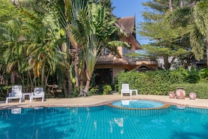 Una piscina al aire libre