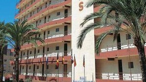 A multi-story hotel with a prominent vertical sign reading "BERMUDA'S". - Apartamentos Bermudas (Benidorm)