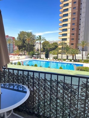 Una piscina al aire libre