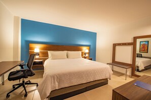 In-room safe, desk, laptop workspace, blackout drapes - Holiday Inn Express Merida Centro by IHG (Mérida)