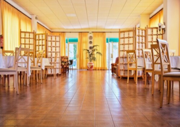 Tägliches Frühstücksbuffet (8 EUR pro Person)