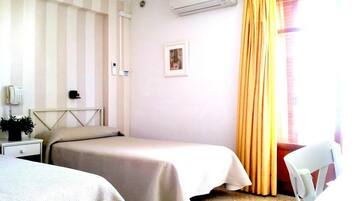 Caja de seguridad en la habitación, escritorio y cortinas blackout