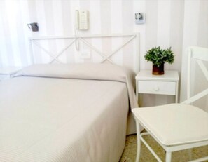 Family Double Room (Child) | In-room safe, desk, blackout drapes, cribs/infant beds - Tramontana (Benicassim)