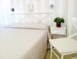Caja de seguridad en la habitación, escritorio y cortinas blackout 